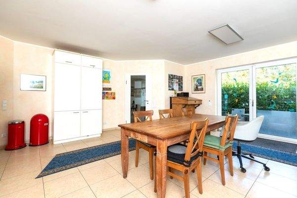 Geräumige Küche mit Austritt