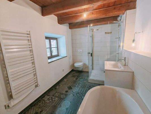 Bad 1. OG mit Dusche/Badewanne