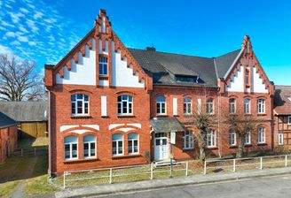 ...mit Bogenfenstern architektonisch abgestimmt