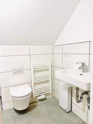 Modernes kleines Badezimmer