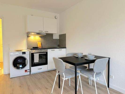 Moderne Küche und Essbereich