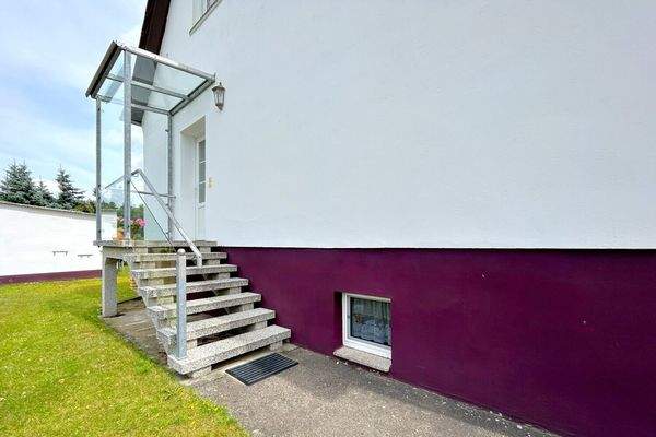 seitlicher Hauseingang mit hochwertigen Glaselementen