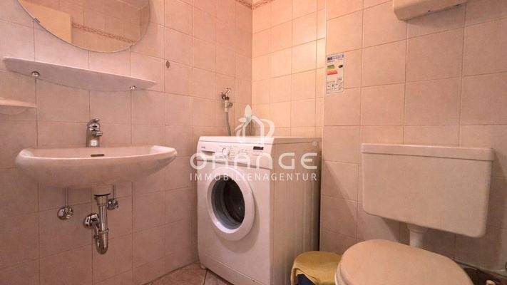 Gäste-WC mit Waschmaschinenanschluss