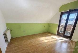 Schlafzimmer mit direktem Balkonzugang.
