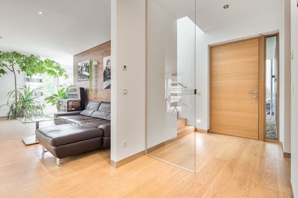 Einladender Eingangsbereich m. separater Garderobe