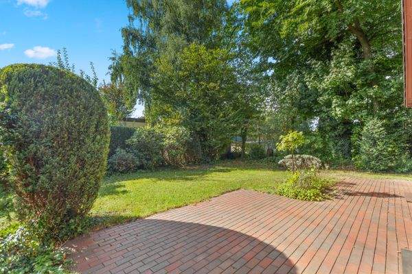 Terrasse mit Blick in den Garten.JPG