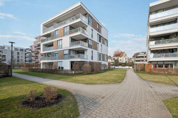 Parkähnlich gestaltetes Grundstück mit rund 7.000 m², eingebettet zwischen modernen architektonischen Gebäuden