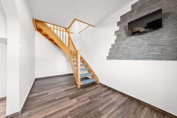 Esszimmer mit Treppe zum Wohnzimmer