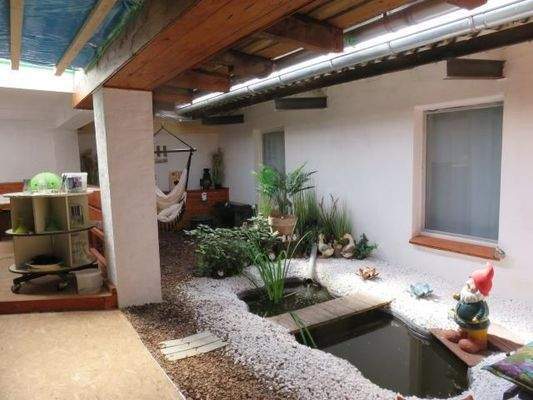 Aufenthaltsraum mit Wasserteich-Schale