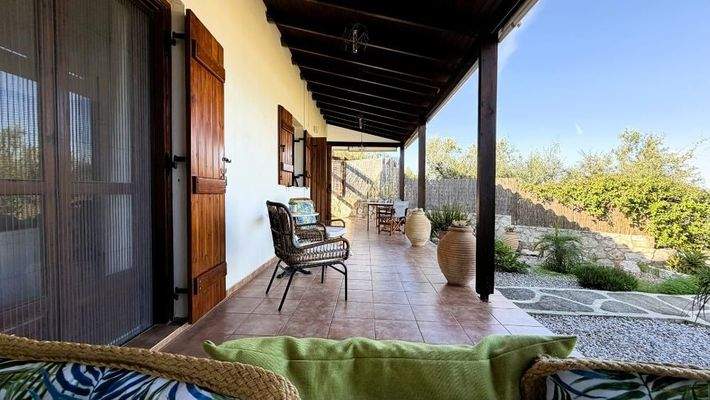 Kreta, Apokoronas: Wunderschönes 2-Schlafzimmer-Haus mit Meerblick, Garten und Dachterrasse in Plaka bei Chania