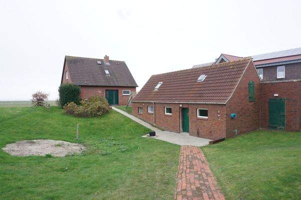 Haus und Nebengebäude.jpg