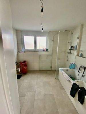 Bad mit Wanne + Dusche.jpg