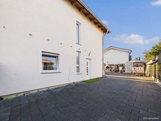 Eingangsbereich/Parkplätze