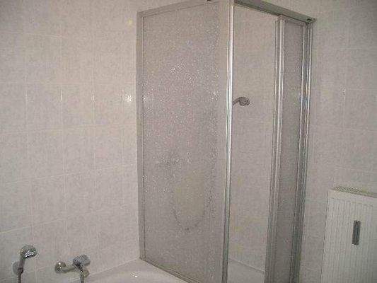 Bad mit Wanne und Dusche