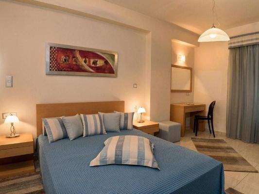 Kreta, Roussospiti: Einzigartige Villa mit separatem Apartment auf großem Grundstück mit Pool zu verkaufen