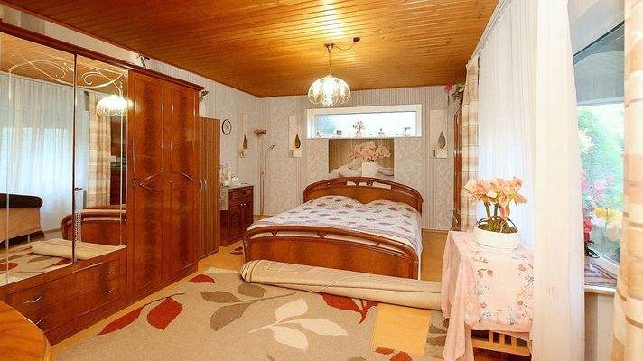 Schlafzimmer (EG) mit Zugang zum Wintergarten und rückwärtigem Gartenbereich 