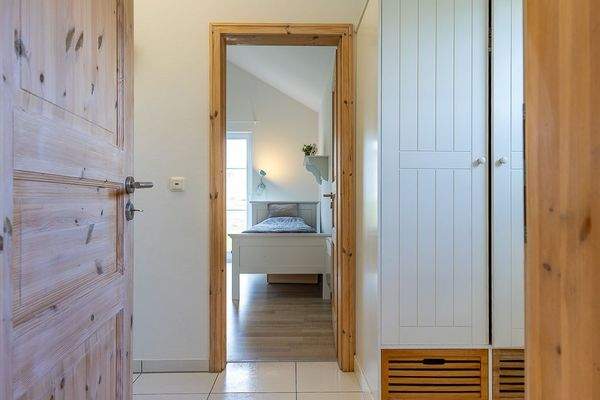 Flur mit Blick auf Schlafzimmer 1