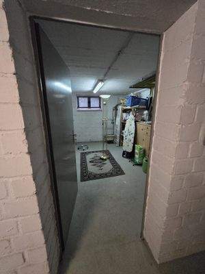 Kellerraum mit Regalen