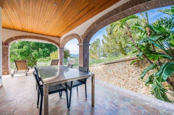 Überdachter Essbereich im Freien