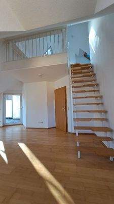 WZ mit Treppe zum DG.jpg