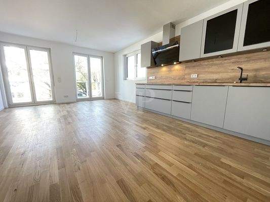 Helles Wohn-Esszimmer mit offener Küche