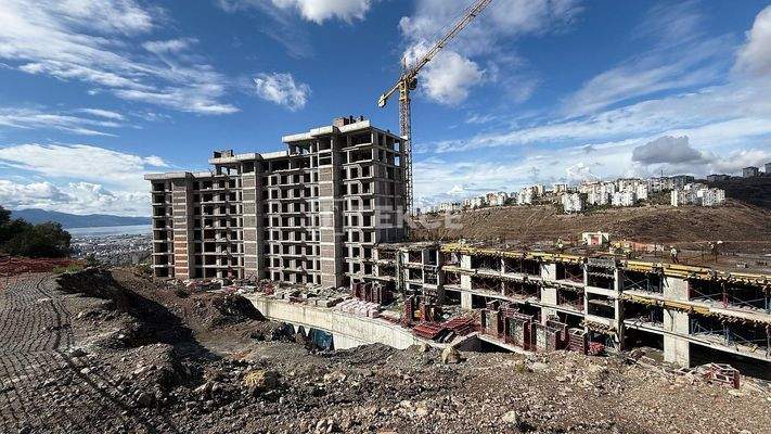 Panoramic Views Apartments in a Complex with a Pool in İzmir