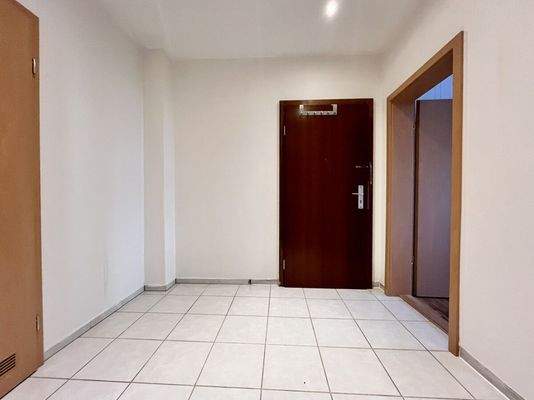 2025-3365-großer Flur mit Spots