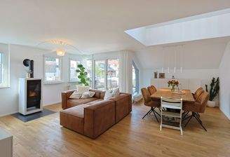 Loftartiger Wohn- und Essbereich mit Luftram und direktem Zugang zur sonnigen Dachterrasse