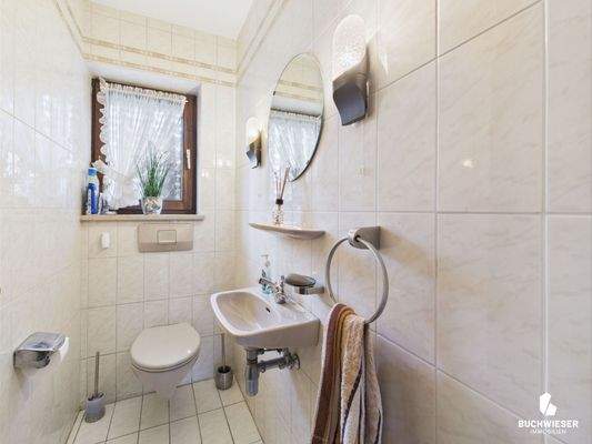 Gästetoilette mit Fenster