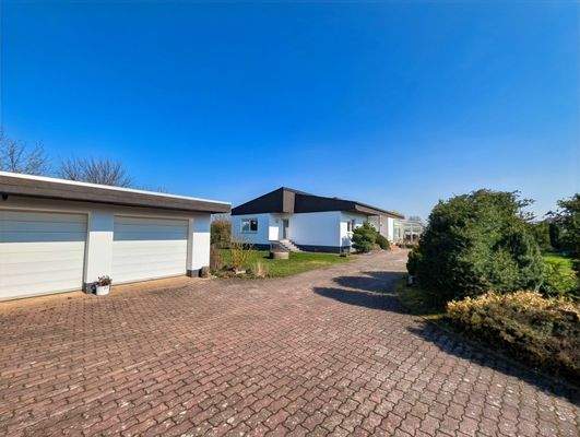 Einfahrt mit großer Doppelgarage