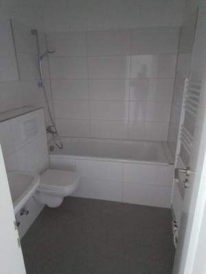 Modernes Bad mit Wanne