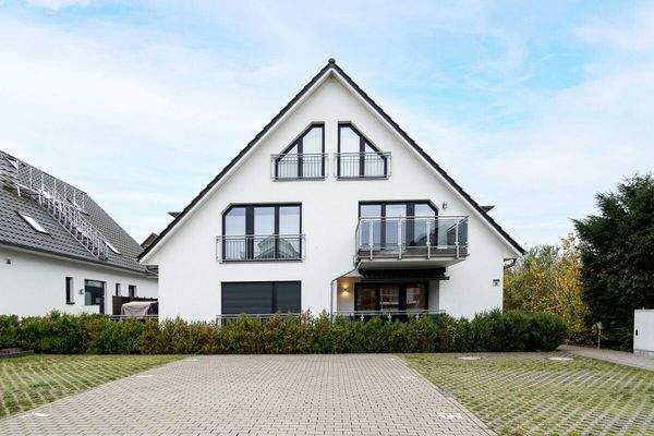 Hausansicht mit Stellplätzen