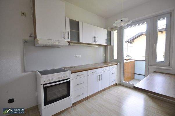 KIRCHBICHL - Eigentumswohnung - Küchenansicht mit Zugang in die Loggia