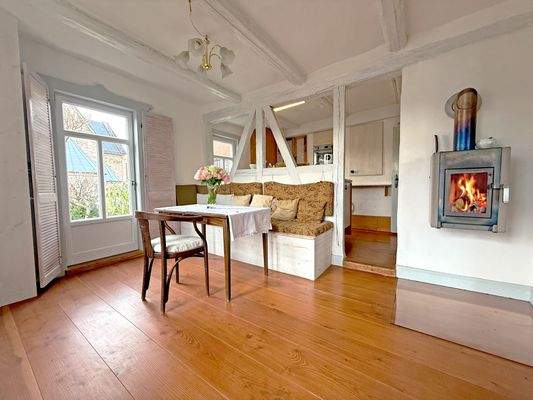 Gemütliches Wohnzimmer mit angrenzender Küche und Zugang zur Terrasse