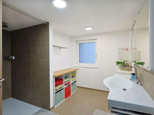 Modernes Tageslichtbad mit großer Dusche