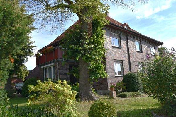 Hausansicht vorne und seitlich