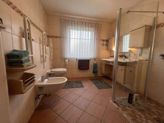 Komfort-Oase: Barrierefreies Badezimmer mit durchdachter Ausstattung und großzügiger Dusche