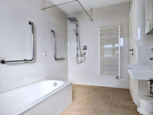 Badezimmer OG mit Badewanne und Dusche