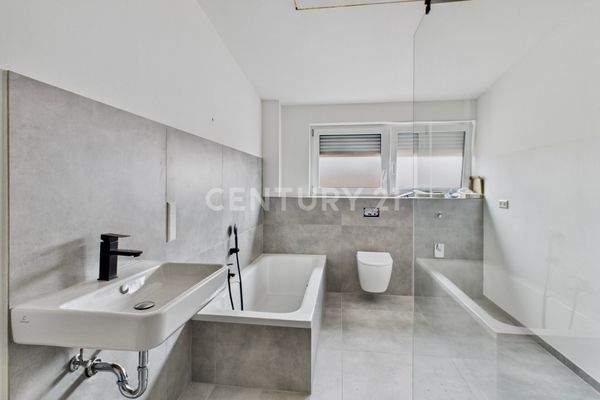 Großes Badezimmer mit Wanne