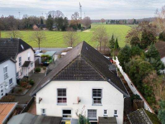 Die Rückansicht mit Blick auf die Felder