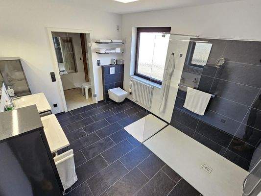 Neuwertiges Badezimmer