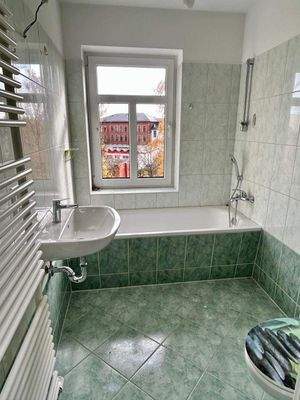 Tageslichtbad mit Wanne