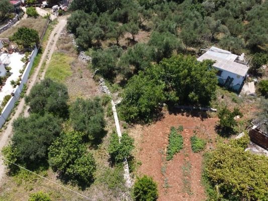 Schönes Grundstück innerhalb des Dorfes in Gavaloc