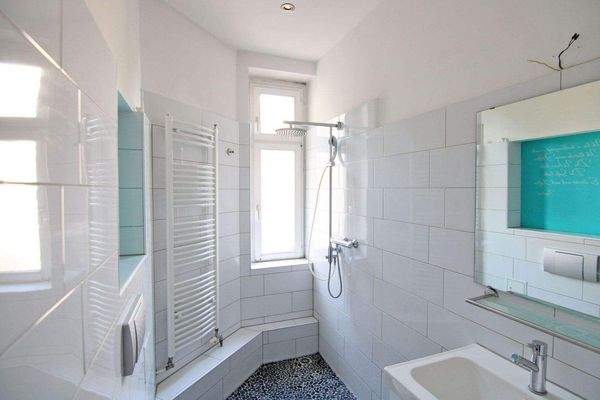 Bad mit Fenster (Badezimmer 1)