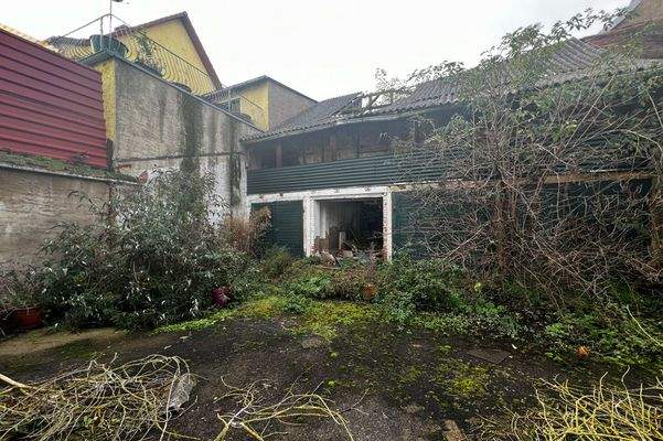 Hinterhaus mit Garagen