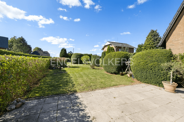 Blick von der Terrasse in den Vorgarten
