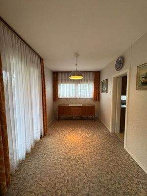 Esszimmer mit Zugang zur Küche und Balkon