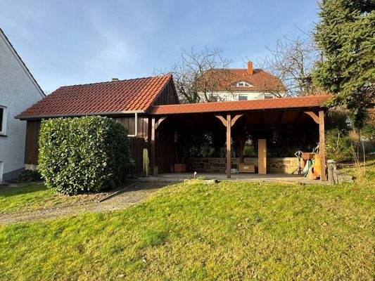 Schuppen mit überdachter Sitzgelegenheit