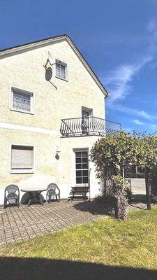 Ansicht mit Balkon und Terrasse WG 1