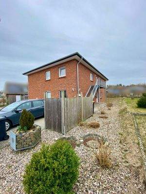 5) Außenansicht mit Treppe zum OG